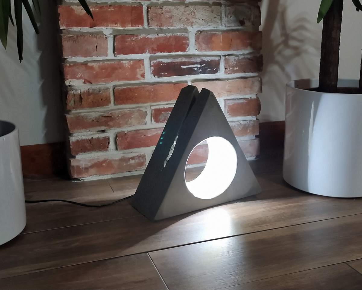Masywna ciężka trójkątna lampa podłogowa, lampa z betony