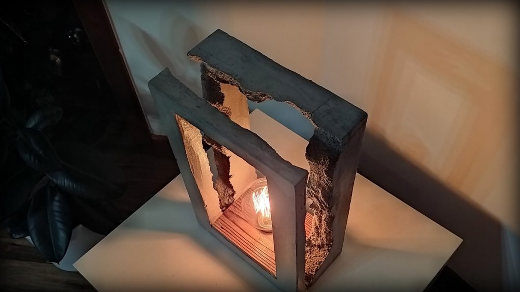 Lampa z efektem spękanego betony, podłogowa lampa betonowa specjalnie postarzana