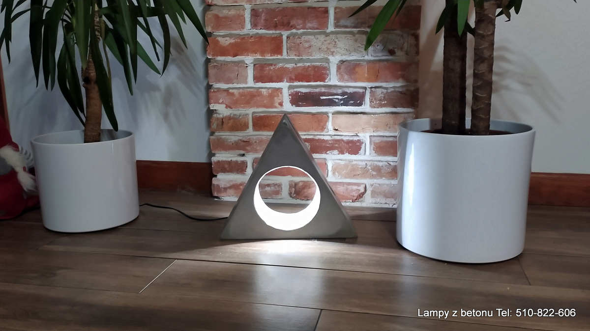 Betonowa lampa w kształcie trójkata