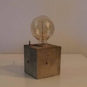Betonowa lampa stołowa