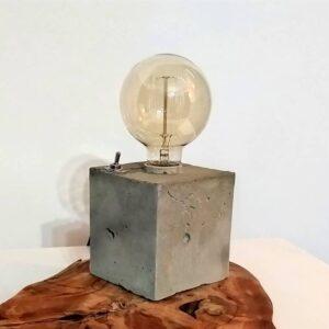 Betonowa lampa stołowa w kształcie sześcianu, podstawa kwadratowa