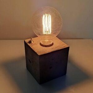 Betonowa lampa stołowa w kształcie sześcianu, podstawa kwadratowa