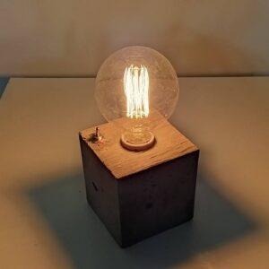 Stołowa kwadratowa lampa odlewana z betonu