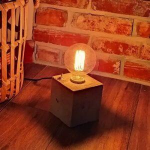 Stołowa kwadratowa lampa odlewana z betonu, lampa sześcian